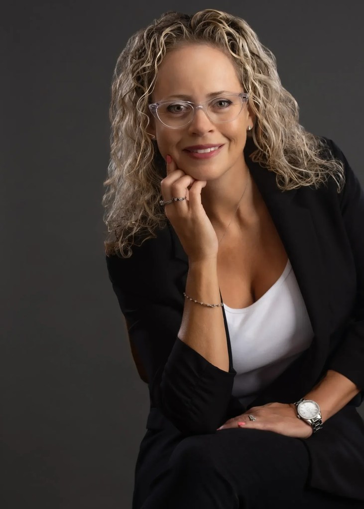 Sandy Robinson Headshot